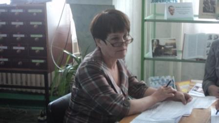 Заведующая ОФФиСД  Антипина М.И., знакомит участников семинара с принципами формирования краеведческого фонда.JPG
